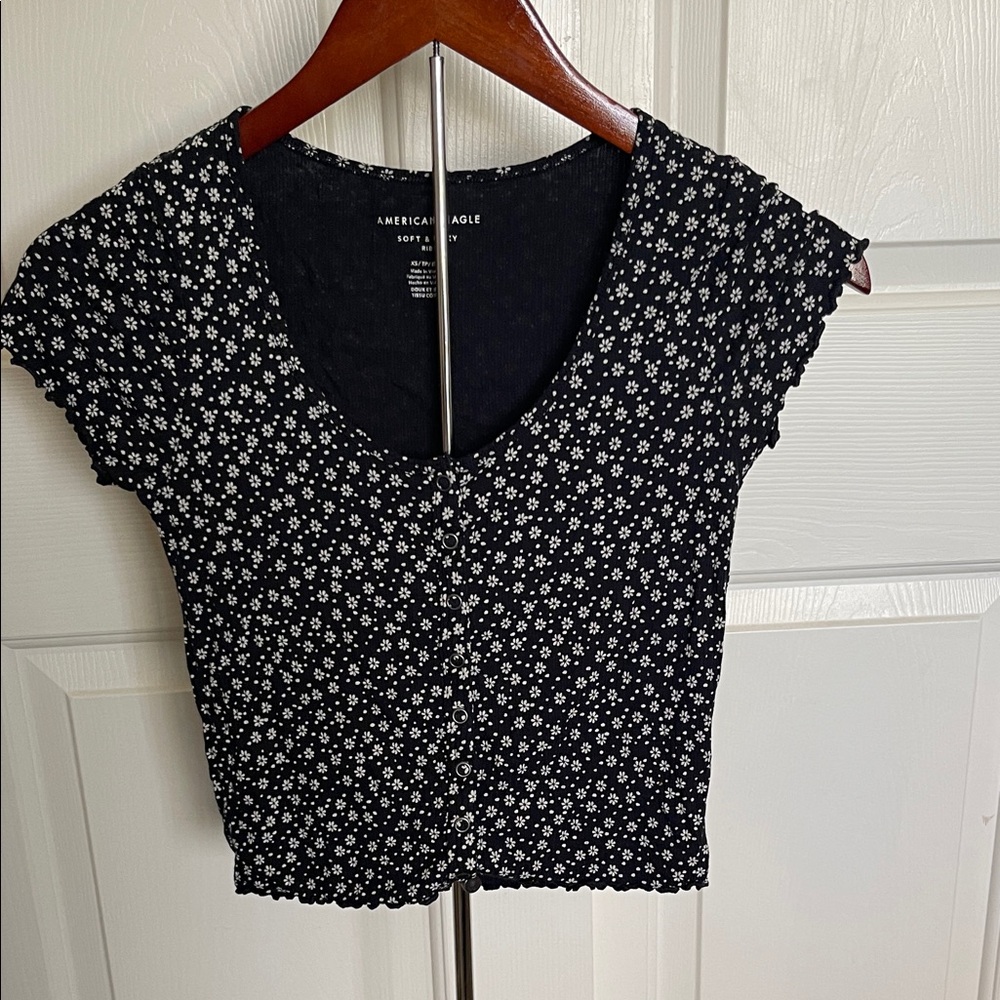 American Eagle Outfitters Black and White Floral Crop Top